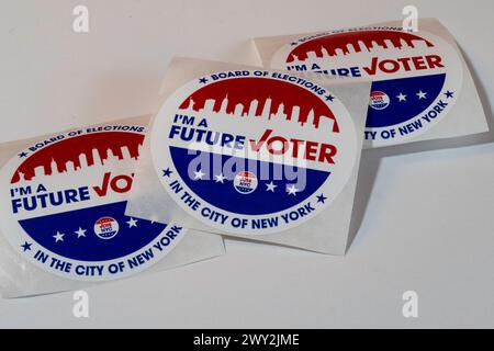 Je suis un futur électeur des autocollants distribués dans les bureaux de vote à New York pendant la primaire présidentielle, 2024, New York, USA Banque D'Images