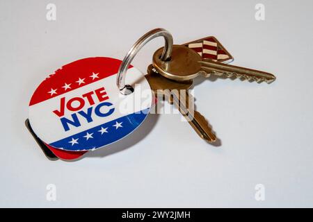 Gros plan d'un porte-clés avec une étiquette vote NYC FAST Pass avec code à barres pour faciliter le vote, 2024, New York City, États-Unis Banque D'Images