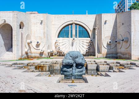 Cascade d'Erevan et sculpture de visiteur vues pendant une journée ensoleillée en Arménie Banque D'Images