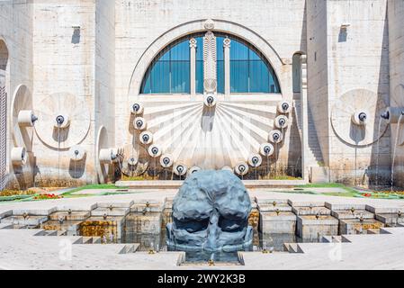 Cascade d'Erevan et sculpture de visiteur vues pendant une journée ensoleillée en Arménie Banque D'Images