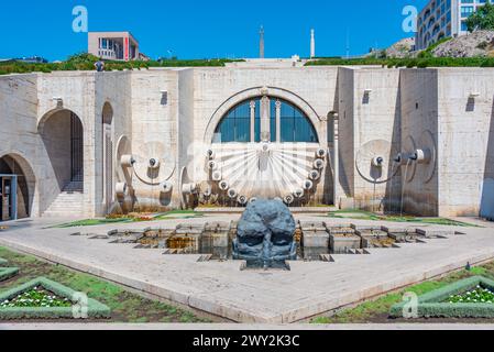 Cascade d'Erevan et sculpture de visiteur vues pendant une journée ensoleillée en Arménie Banque D'Images