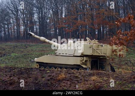 Soldats américains participant au cours en chef de la section des canons d'artillerie de campagne sous le 2e bataillon d'entraînement modulaire, 166e régiment Regional Training Institute Fire M119 105 mm obusiers et M109A6 paladin systèmes d'artillerie lors d'un exercice à Fort Indiantown Gap, Pennsylvanie, le 2 avril 2024. Aussi connu sous le nom de cours de leaders avancés 13B30, les soldats de l’Armée régulière, de la Garde nationale de l’Armée et de la réserve de l’Armée suivent ce cours et doivent suivre un exercice de tir réel culminant où ils démontrent leurs connaissances et leurs compétences. (Photo de la Garde nationale de l'armée américaine par Major Travis Mueller Banque D'Images