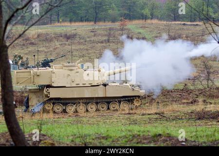 Soldats américains participant au cours en chef de la section des canons d'artillerie de campagne sous le 2e bataillon d'entraînement modulaire, 166e régiment Regional Training Institute Fire M119 105 mm obusiers et M109A6 paladin systèmes d'artillerie lors d'un exercice à Fort Indiantown Gap, Pennsylvanie, le 2 avril 2024. Aussi connu sous le nom de cours de leaders avancés 13B30, les soldats de l’Armée régulière, de la Garde nationale de l’Armée et de la réserve de l’Armée suivent ce cours et doivent suivre un exercice de tir réel culminant où ils démontrent leurs connaissances et leurs compétences. (Photo de la Garde nationale de l'armée américaine par Major Travis Mueller Banque D'Images