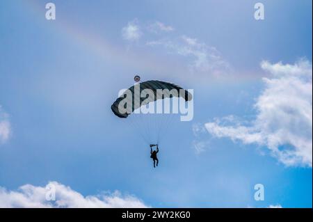 Un instructeur de survie, évasion, résistance, évasion (SERE) de l'US Air Force avec le 22nd Training Squadron déploie avec succès son parachute lors d'une démonstration de parachutisme à Fairchild AFB, Spokane, WA, Mar. 26, 2024. Les instructeurs SERE participent régulièrement à ces démonstrations pour pouvoir former précisément leurs élèves. (Photo de l'US Air Force par A1C Stephanie Orta Carranza) Banque D'Images