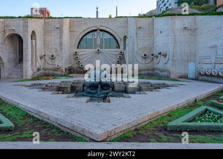 Cascade d'Erevan et sculpture de visiteur vues pendant la matinée en Arménie Banque D'Images