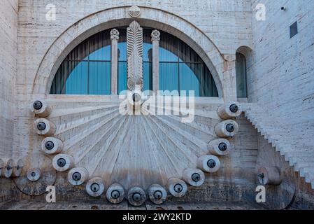 Cascade d'Erevan et sculpture de visiteur vues pendant la matinée en Arménie Banque D'Images