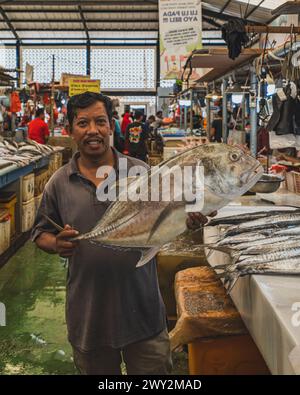 Balikpapan, Indonésie - 15 mars 2024. Le poisson trevally de Brassy est encore une capture fraîche de la mer. Banque D'Images