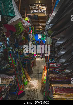 Balikpapan, Indonésie - 15 mars 2024. divers équipements domestiques sont disponibles sur ce marché traditionnel. Banque D'Images