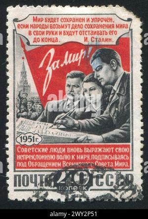 RUSSIE - VERS 1951 : timbre imprimé par la Russie, montre drapeau et citoyens signant l'appel de paix, vers 1951 Banque D'Images