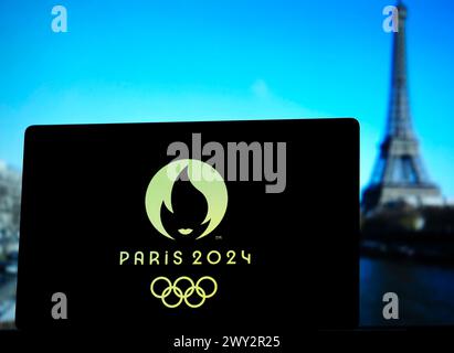 Allemagne. 3 avril 2024. Dans cette illustration photo, un emblème du logo des Jeux olympiques d'été de 2024 est affiché sur une tablette. (Crédit image : © Igor Golovniov/SOPA images via ZUMA Press Wire) USAGE ÉDITORIAL SEULEMENT! Non destiné à UN USAGE commercial ! Banque D'Images