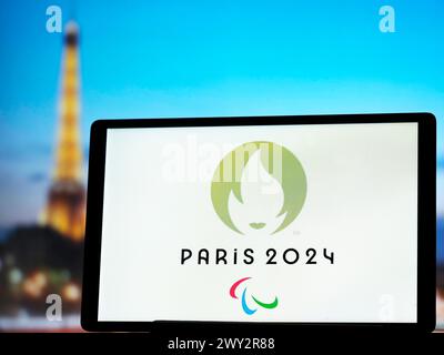 Allemagne. 3 avril 2024. Dans cette illustration photo, un emblème du logo des Jeux olympiques d'été de 2024 est affiché sur une tablette. (Crédit image : © Igor Golovniov/SOPA images via ZUMA Press Wire) USAGE ÉDITORIAL SEULEMENT! Non destiné à UN USAGE commercial ! Banque D'Images