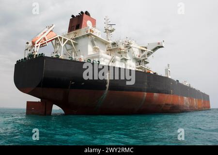 Un pétrolier géant ancré dans le golfe Persique, au sud de l’Iran, près du front de mer de Chabahar, attend son tour pour être chargé. Banque D'Images