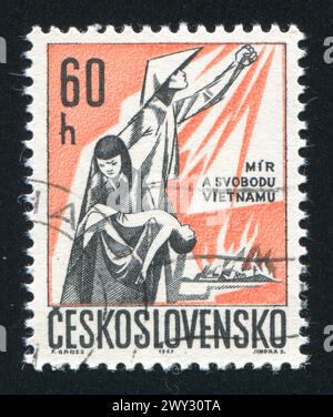 TCHÉCOSLOVAQUIE - VERS 1967 : timbre imprimé par la Tchécoslovaquie, montrant des parents avec un enfant mort, vers 1967 Banque D'Images