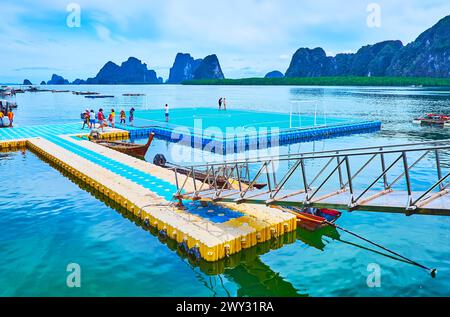 KO PANYI, THAÏLANDE - 28 AVRIL 2019 : terrain de football flottant est un point de repère notable de l'île de Ko Panyi (Koh Panyee), son populaire parmi les touristes, en visite Banque D'Images