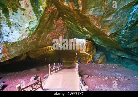 PHANG NGA, THAÏLANDE - AVRIL 28 : les escaliers et la voûte de la grotte Tham Yai du temple Wat Suwan Kuha, le 28 avril à Phang Nga Banque D'Images