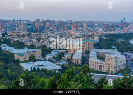 Vue du coucher du soleil du centre-ville de Bakou en Azerbaïdjan Banque D'Images