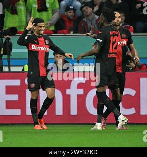 Leverkusen, Allemagne. 3 avril 2024. Amine Adli (l) du Bayer 04 Leverkusen célèbre le but avec son coéquipier Edmond Tapsoba lors du match de demi-finale de la Coupe d'Allemagne entre le Bayer 04 Leverkusen et Fortuna Dusseldorf à Leverkusen, Allemagne, le 3 avril 2024. Crédit : Ulrich Hufnagel/Xinhua/Alamy Live News Banque D'Images