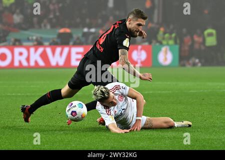 Leverkusen, Allemagne. 3 avril 2024. Robert Andrich (supérieur) du Bayer 04 Leverkusen affronte Felix Klaus du Fortuna Dusseldorf lors du match de demi-finale de la Coupe d'Allemagne entre le Bayer 04 Leverkusen et le Fortuna Dusseldorf à Leverkusen, Allemagne, le 3 avril 2024. Crédit : Ulrich Hufnagel/Xinhua/Alamy Live News Banque D'Images