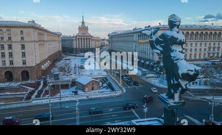 Antenne d'hiver de la place Largo à Sofia avec le bâtiment de l'Assemblée nationale, Bulgarie Banque D'Images