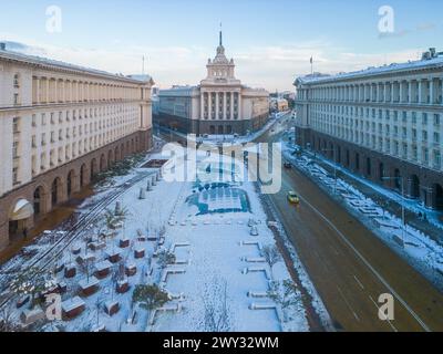 Antenne d'hiver de la place Largo à Sofia avec le bâtiment de l'Assemblée nationale, Bulgarie Banque D'Images