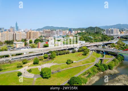 Vue aérienne de la ville de Taipei sur le parc riverain de Guting à Taiwan Banque D'Images