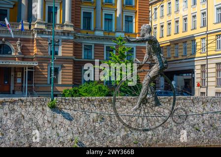 Statue des Equilibrists Over River à Sarajevo, Bosnie-Herzégovine Banque D'Images