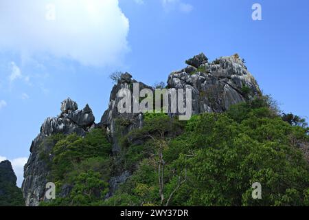 Paysage de la montagne calcaire dans le parc national de Kuiburi (Khao Daeng) dans la province de Prachuap Khiri Khan, Thaïlande Banque D'Images