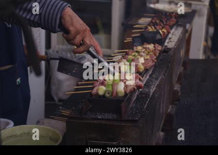 Yakitori étant grillé sur charbon de bois Banque D'Images