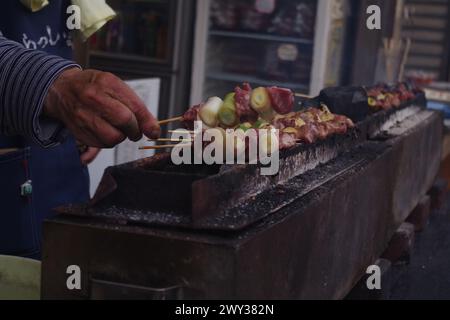 Yakitori étant grillé sur charbon de bois Banque D'Images