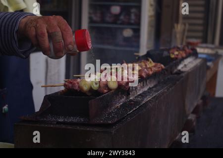 Yakitori étant grillé sur charbon de bois Banque D'Images
