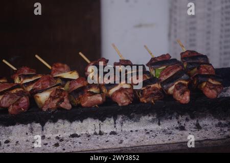 Yakitori étant grillé sur charbon de bois Banque D'Images