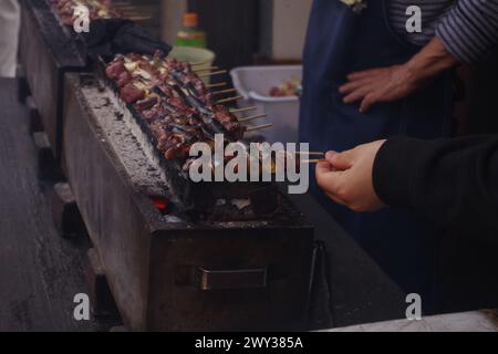 Yakitori étant grillé sur charbon de bois Banque D'Images