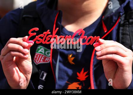 Suzuka, Japon. 04th Apr, 2024. Ambiance du circuit - Esteban Ocon (FRA) fan de l'équipe Alpine F1 Team. Championnat du monde de formule 1, Rd 4, Grand Prix du Japon, jeudi 4 avril 2024. Suzuka, Japon. Crédit : James Moy/Alamy Live News Banque D'Images