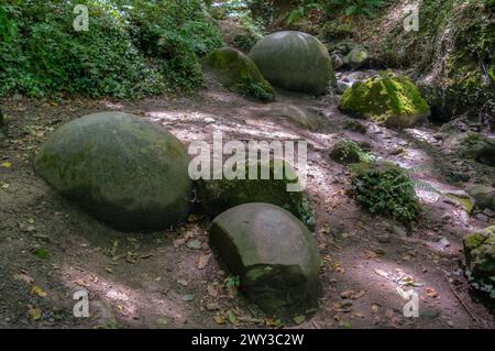 Sphères de pierre populaires - kamene kugle - en Bosnie-Herzégovine Banque D'Images