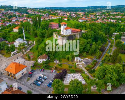 Château de Gradacac surplombant la ville en Bosnie-Herzégovine Banque D'Images