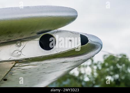 Gros plan d'aileron tribord et cellule métallique d'aile d'avion avec des arbres et le ciel floue en arrière-plan en Corée du Sud Banque D'Images