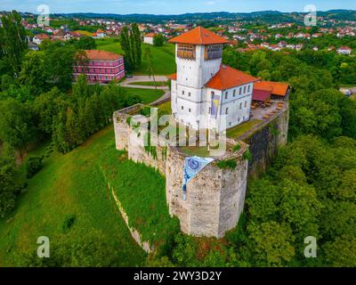 Château de Gradacac surplombant la ville en Bosnie-Herzégovine Banque D'Images