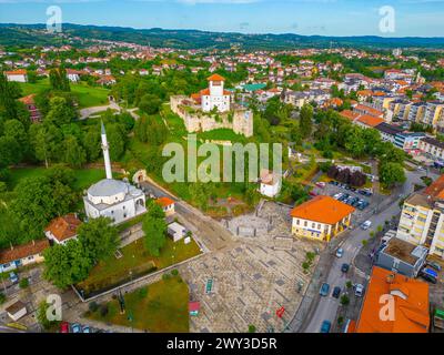 Château de Gradacac surplombant la ville en Bosnie-Herzégovine Banque D'Images