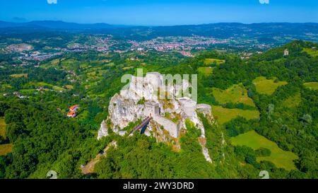Vue panoramique de la forteresse de Srebrenik en Bosnie-Herzégovine Banque D'Images