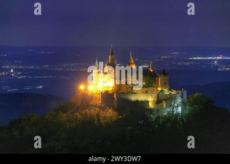 Château de Hohenzollern, château ancestral de la famille princière et ancienne maison royale prussienne régnante et impériale allemande de Hohenzollern, sommet Banque D'Images