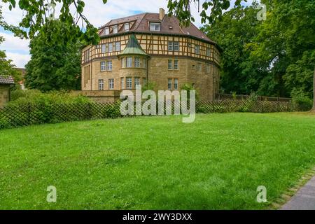 Château à douves de Sachsenheim, château de Grosssachsenheim, ancien château à douves, architecture, bâtiment historique du XVe siècle, à colombages Banque D'Images