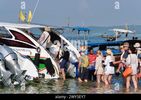 Touristes à Ao Nang Beach, Krabi, dans le sud de la Thaïlande, embarquant sur un bateau pour une visite de l'île de la région Banque D'Images