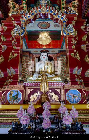 Un sanctuaire orné avec une statue de Bouddha assise en jade blanc à Wat Maha That Wachiramongkol (Wat Bang Thong), district d'Ao Luek, Krabi, Thaïlande Banque D'Images