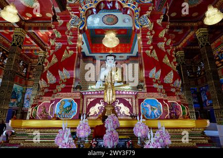 Un sanctuaire de prière à Wat Mahathat Wachiramongkol (Wat Bang Thong) à Ao Luek, Krabi, Thaïlande, avec une statue de Bouddha assise en jade blanc Banque D'Images