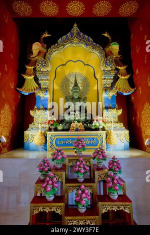 Figure d'un Bouddha de jade dans un sanctuaire à Wat Mahathat Watchiramonkol (Wat Bang Thong) dans le district d'Ao Luek, Krabi, Thaïlande Banque D'Images