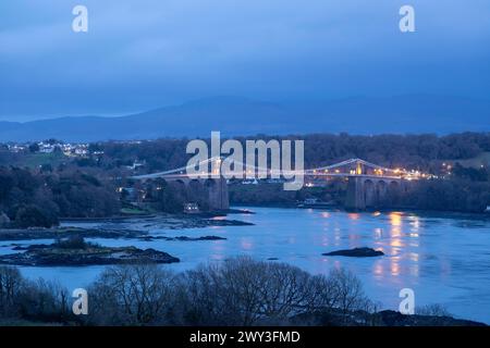 Pont suspendu de Menai dans la soirée, détroit de Menai, Llanfair Pwllgwyngyll, île d'Anglesey, pays de Galles, Royaume-Uni Banque D'Images