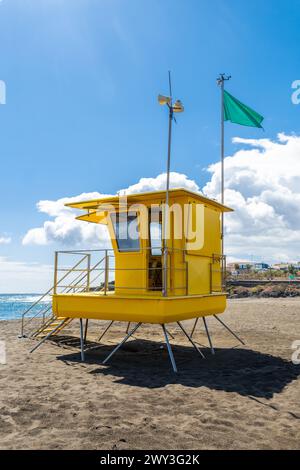 Tour jaune de sauveteur en Californie avec drapeau vert Banque D'Images