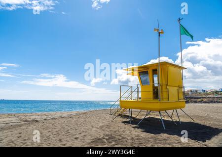 Tour jaune de sauveteur en Californie avec drapeau vert Banque D'Images