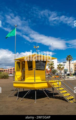 Tour jaune de sauveteur en Californie avec drapeau vert Banque D'Images