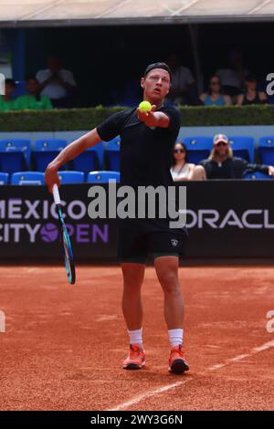 Mexico, Mexique. 03rd Apr, 2024. 3 avril 2024, Mexico, Mexique : Aidan Mayo (USA) sert à Alessandro Giannessi (ITA) pendant le jour 4 de l'Open de Mexico au Deportivo Chapultepec. Le 3 avril 2024, Mexico, Mexique. (Photo de Carlos Santiago/Eyepix Group/SIPA USA) crédit : SIPA USA/Alamy Live News Banque D'Images